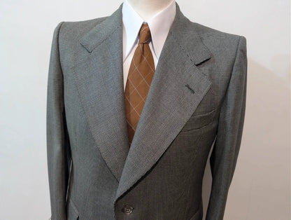 Exquisiter grauer Anzug aus dicker Wolle