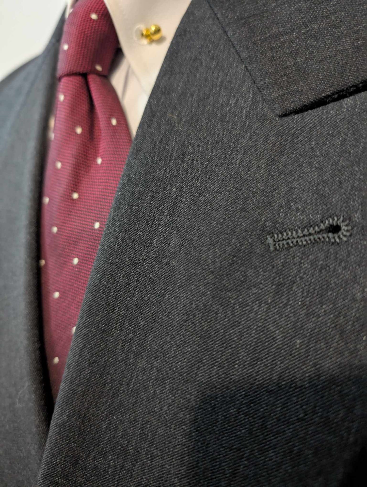 Costume croisé de couleur gris anthracite en laine