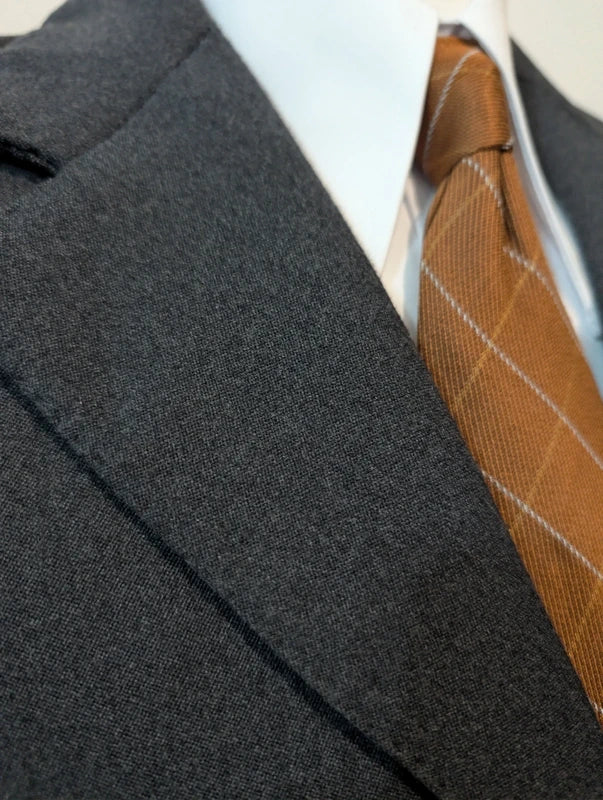 Exzellenter maßgeschneiderter grauer Wollanzug