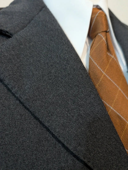 Exzellenter maßgeschneiderter grauer Wollanzug