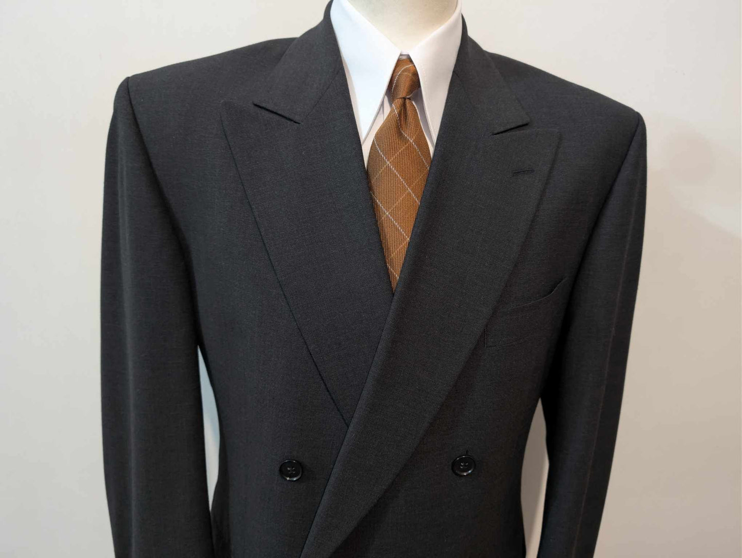 Sublime costume croisé de couleur gris en laine froide