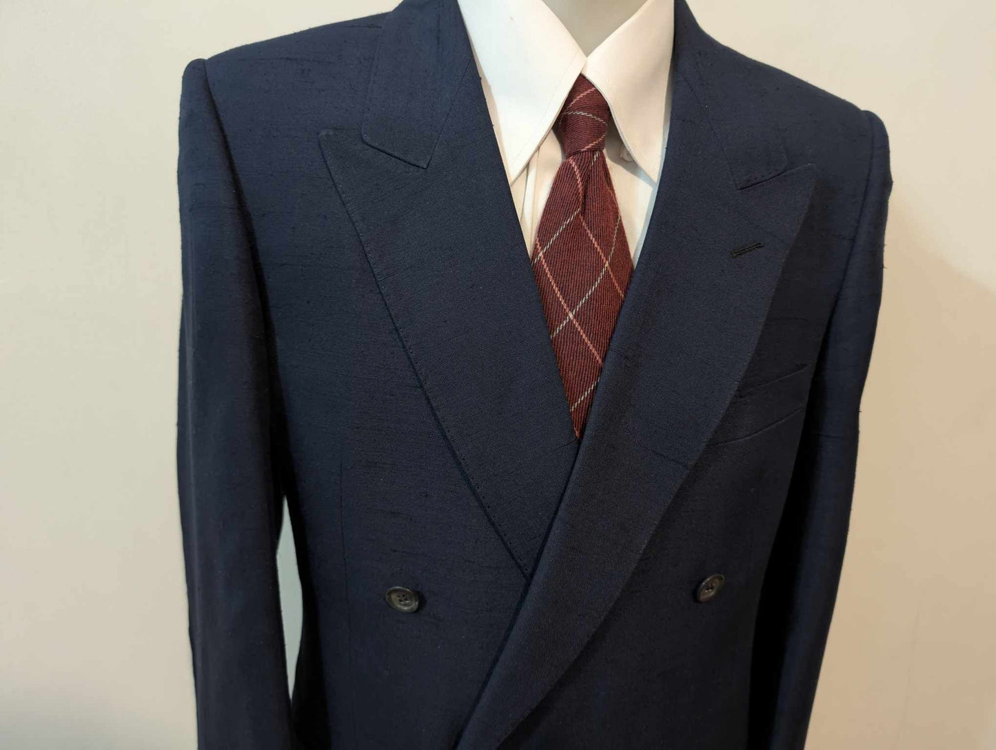 Notable costume croisé de couleur bleu marine en soie