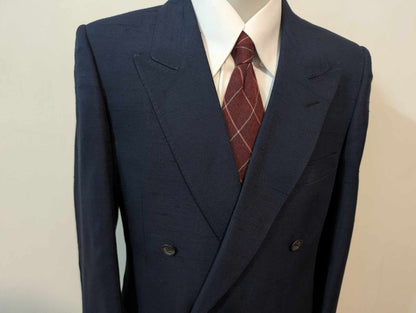 Notable costume croisé de couleur bleu marine en soie