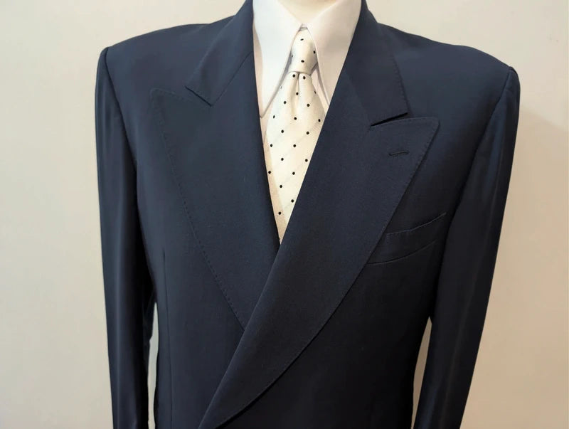 Classique costume croisé bleu marine