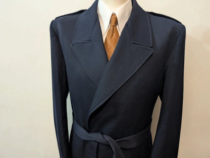 Geheimnisvoller zweireihiger Wollmantel