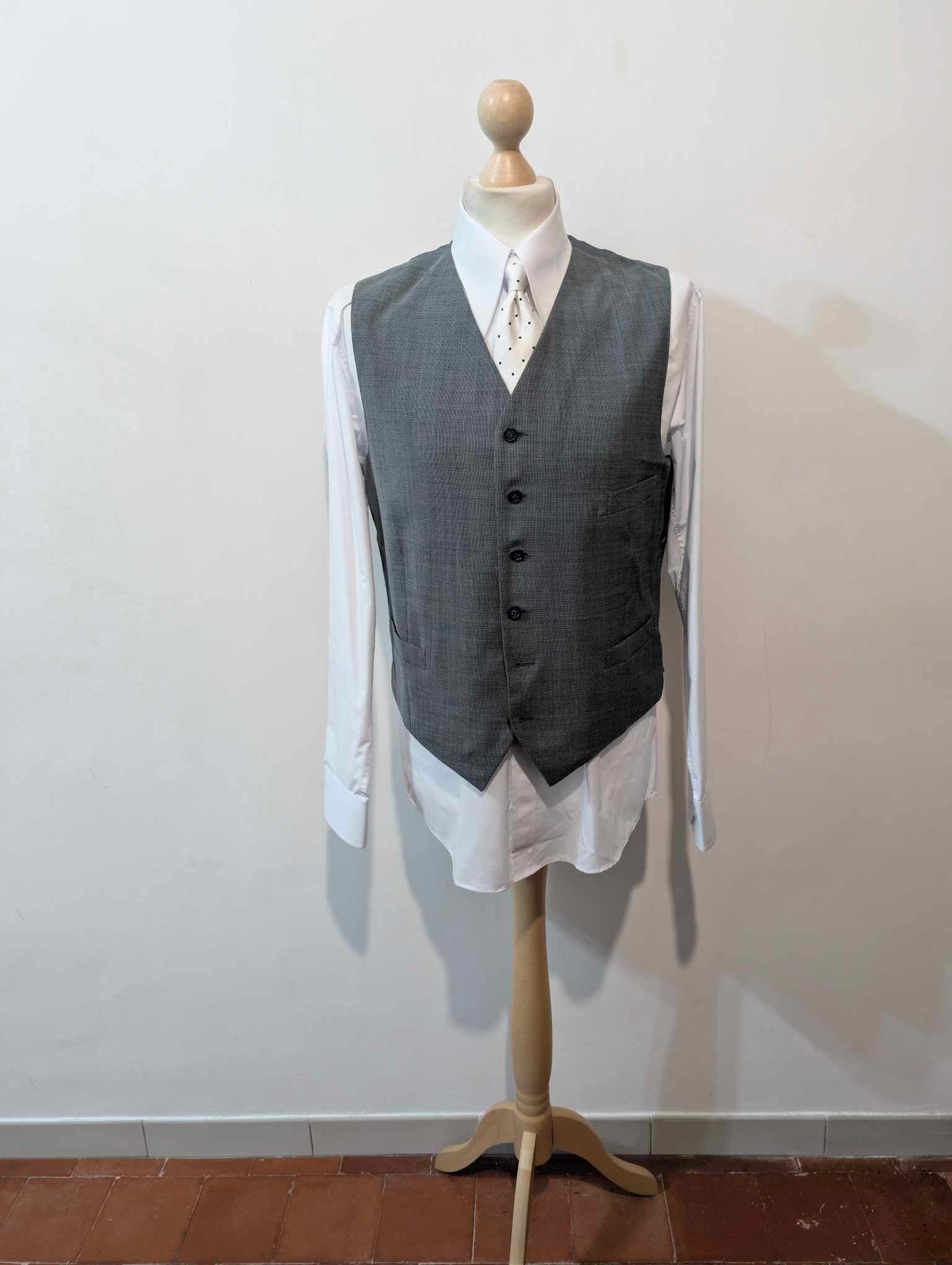 Schöner dreiteiliger grauer Wollanzug