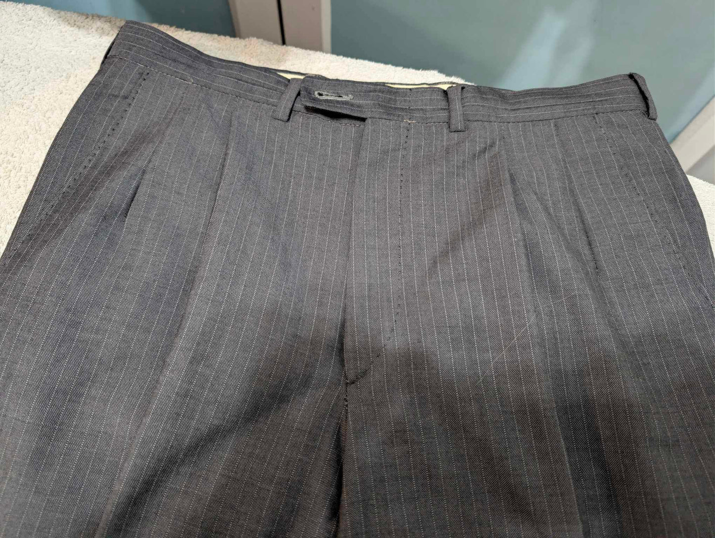 Eleganter, zweireihiger Nadelstreifenanzug aus Wolle.