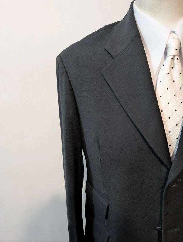 Klassischer schwarzer Anzug aus kalter Wolle