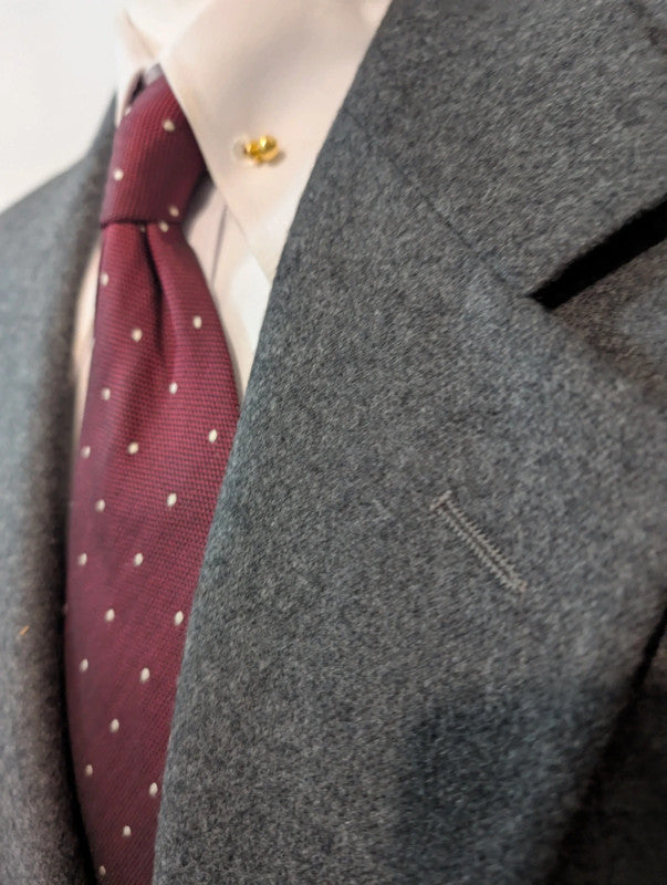 Élégant costume gris en flanelle lourde