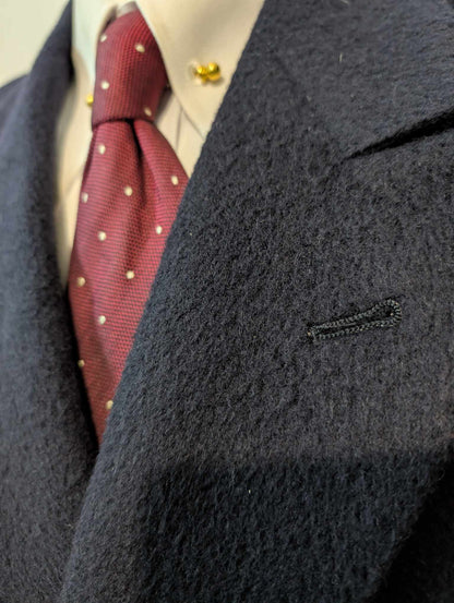 Élégant manteau croisés de couleur bleu marine en laine