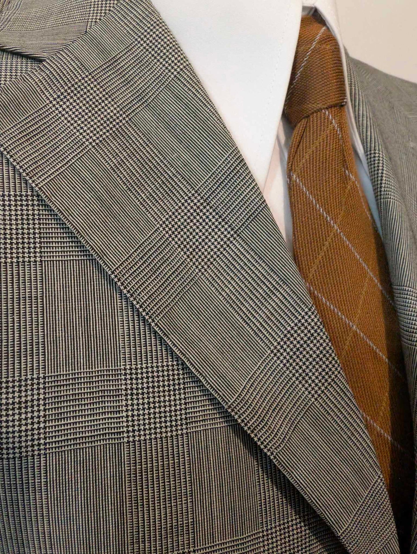 Classique costume de couleur gris en laine