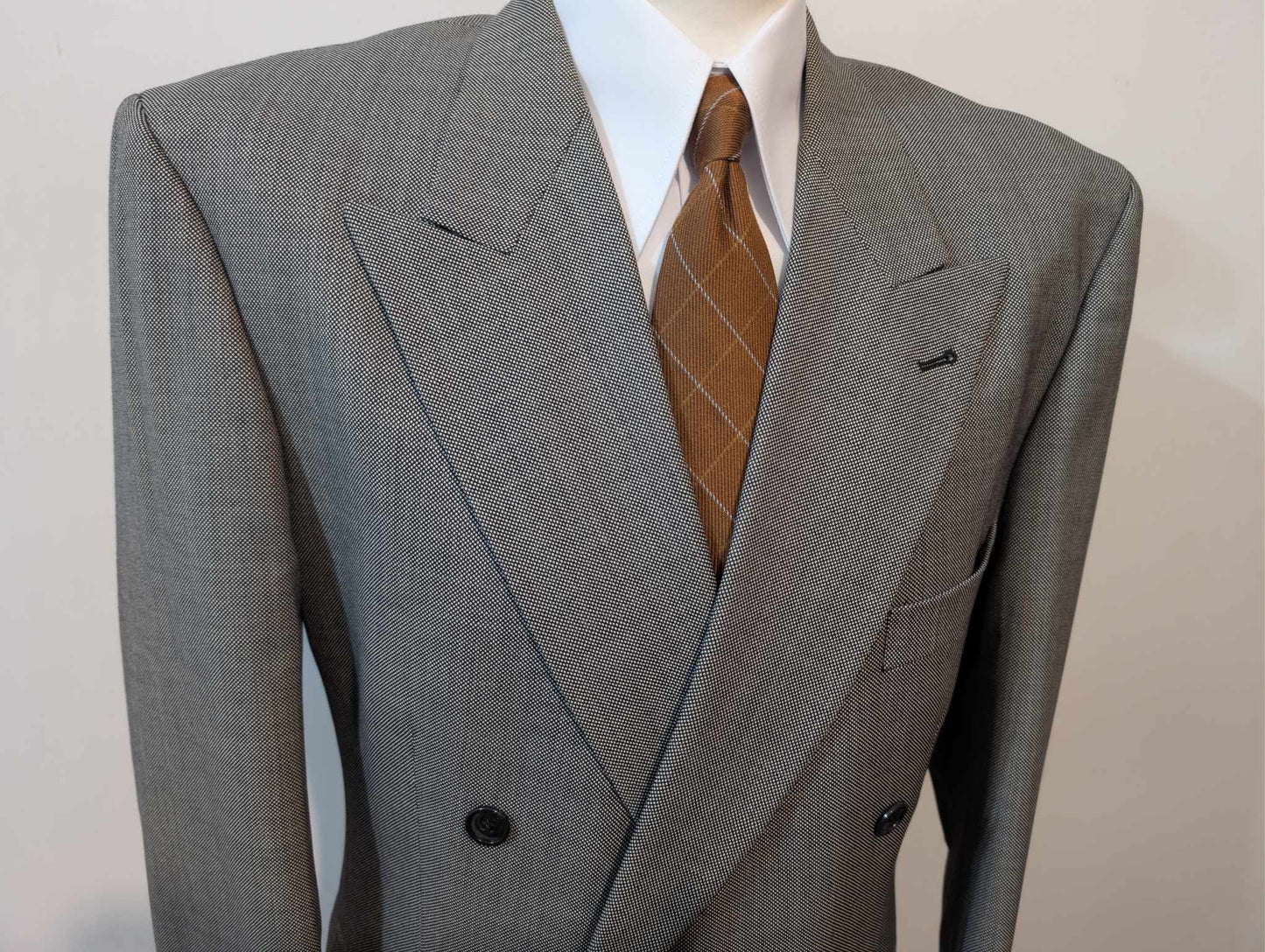 Élégant costume croisé en laine