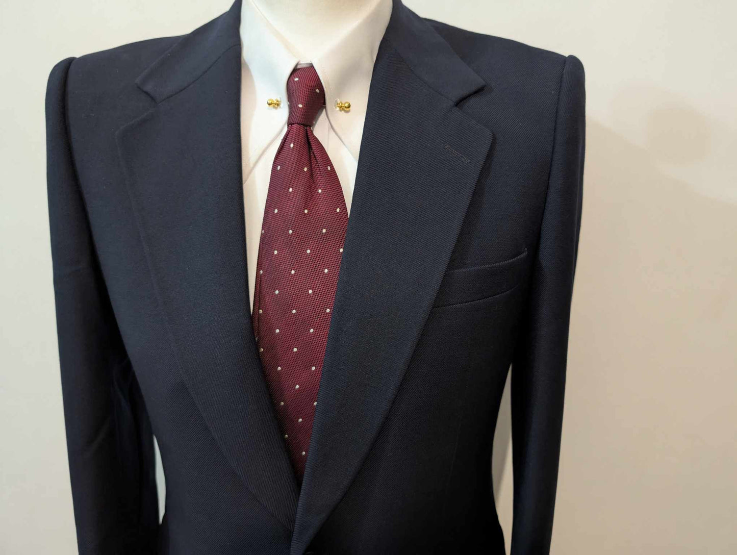 Gentille costume bleu marine en laine