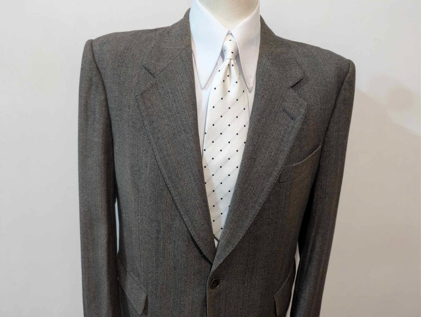 Toller graubrauner Wollanzug