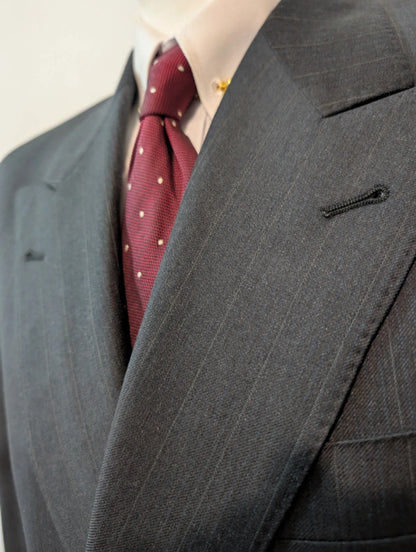 Resplendissant costume croisé pinstripe en laine
