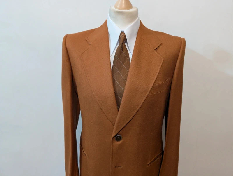 Unglaubliches rostbraunes Kostüm