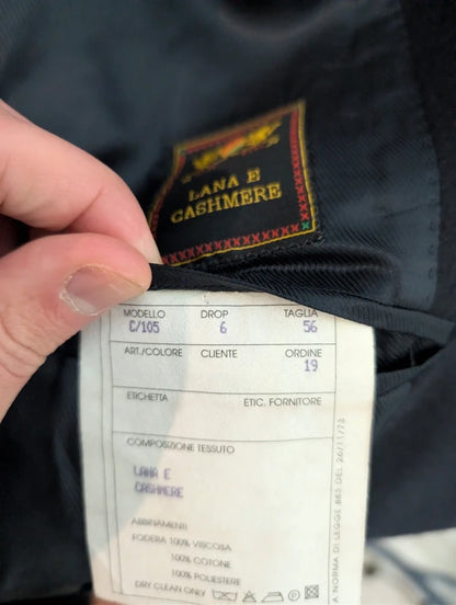 Schöner marineblauer Wollmantel