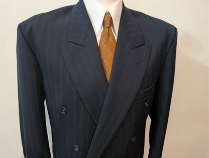 Cooler, zweireihiger, gestreifter Wollanzug