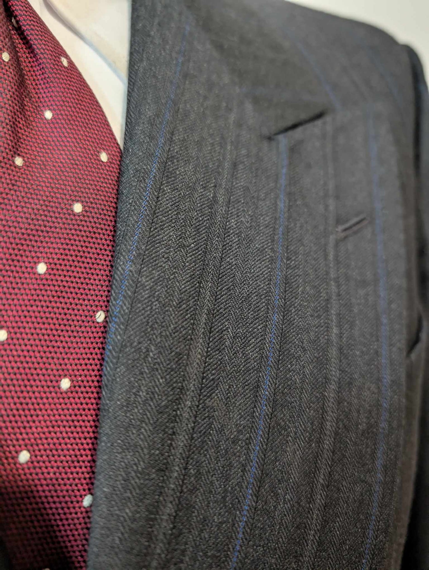 Méchant costume croisé pinstripe en laine