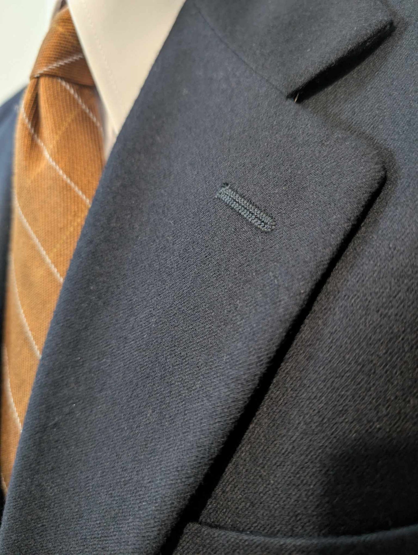 Sublime costume de couleur bleu marine en flanelle lourdes