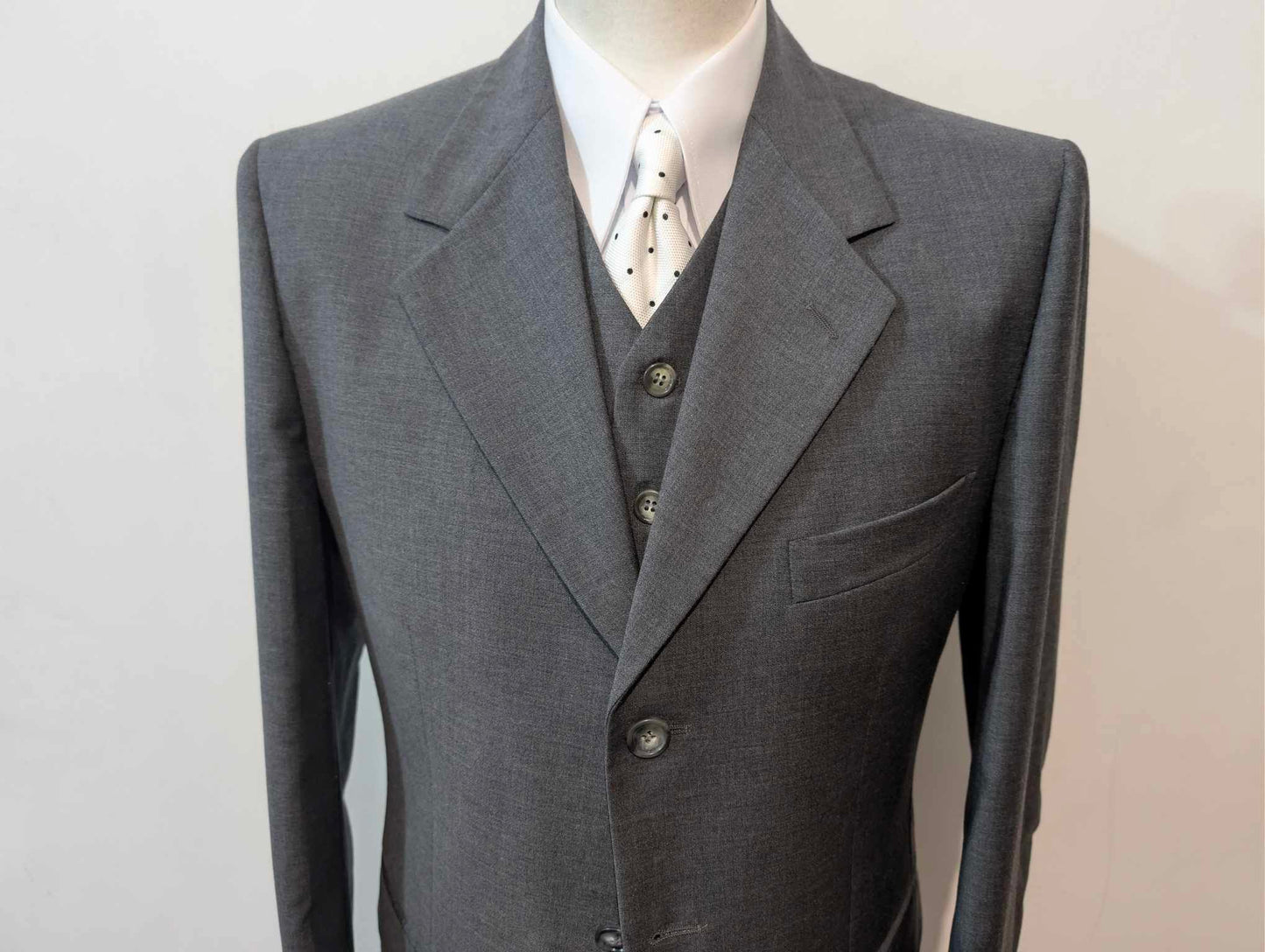 Eleganter dreiteiliger grauer Wollanzug