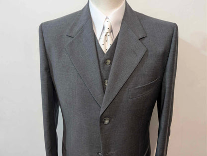 Eleganter dreiteiliger grauer Wollanzug