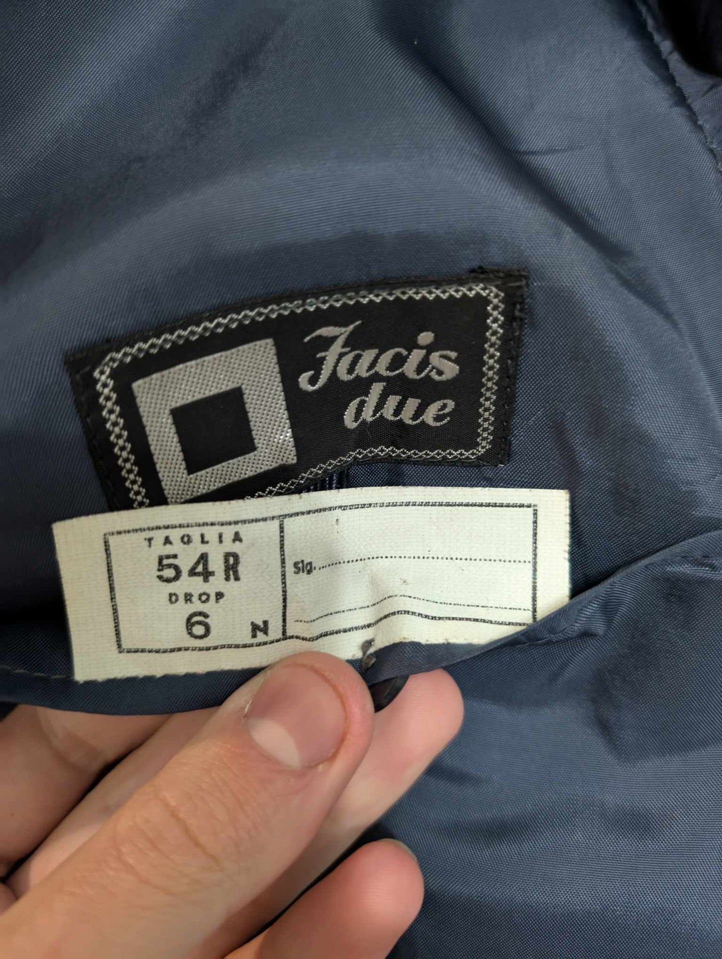 Élégant costume de couleur bleu à rayures en flanelle lourde