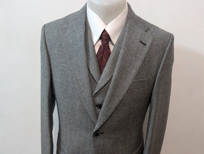 Atemberaubender dreiteiliger grauer Hahnentrittanzug