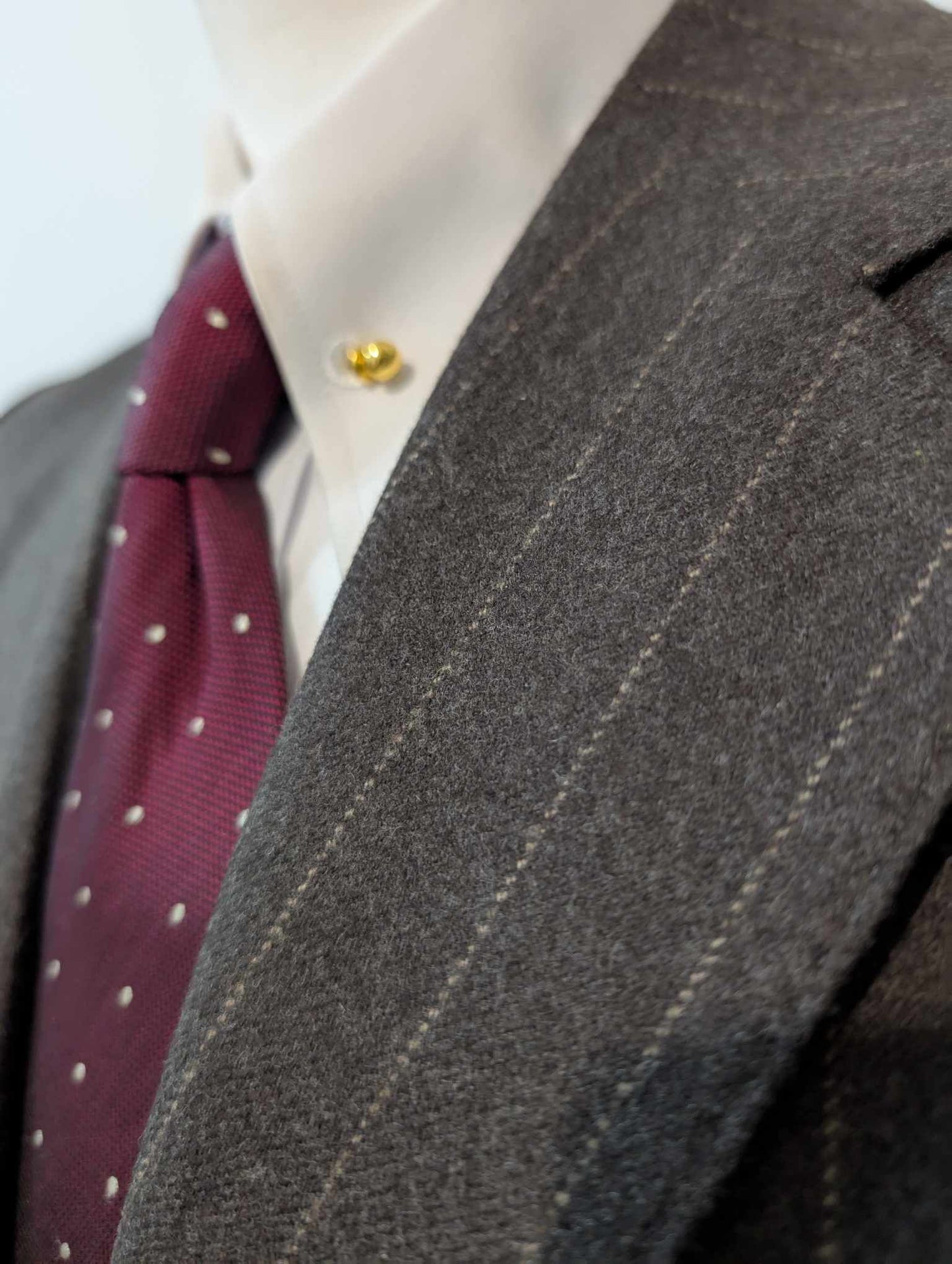 Élégant costume chalkstripe marron en flanelle