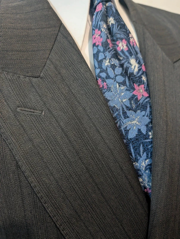 Eleganter zweireihiger Anzug aus Wolle