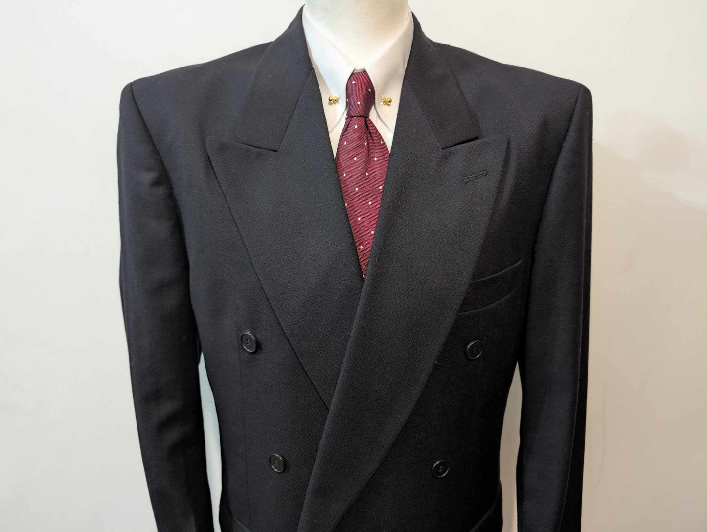 Sombre costume croisé noir en laine