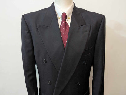 Sombre costume croisé noir en laine