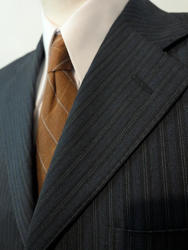 Eleganter Nadelstreifenanzug aus Wolle