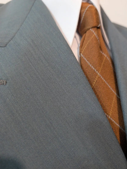 Leichter, zweireihiger blauer Anzug aus heller Wolle