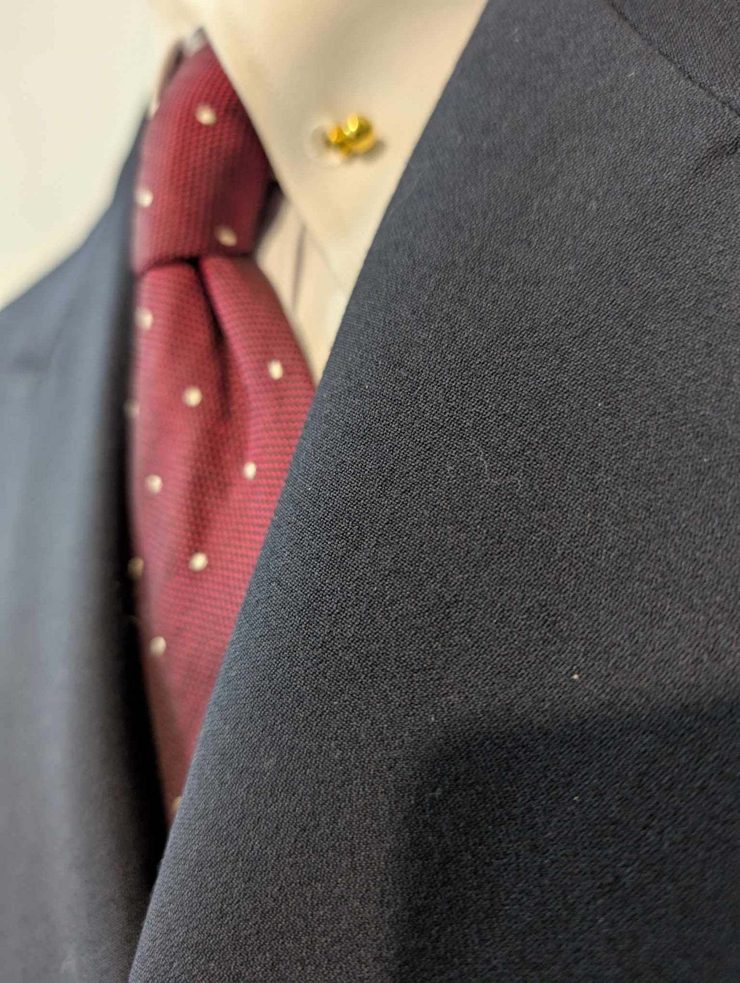 Fabuleux costume croisé de couleur bleu marine en laine épaisse