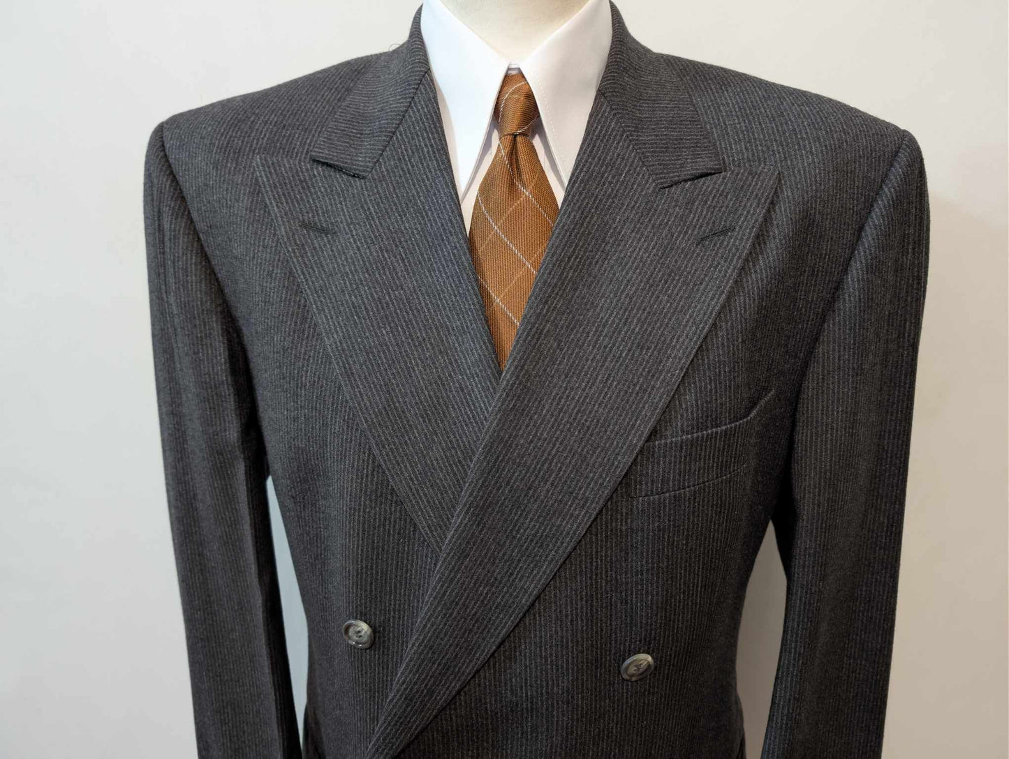 Légendaire costume croisé pinstripe en laine