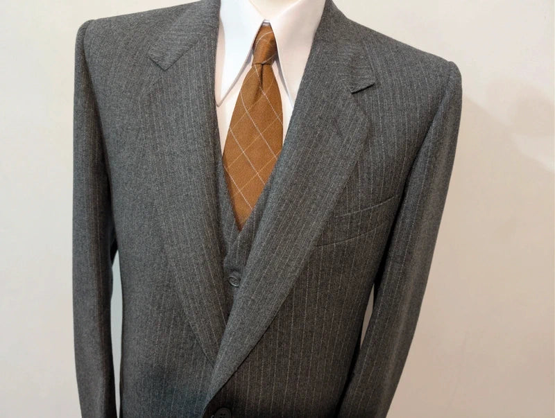 Außergewöhnlicher dreiteiliger Nadelstreifenanzug