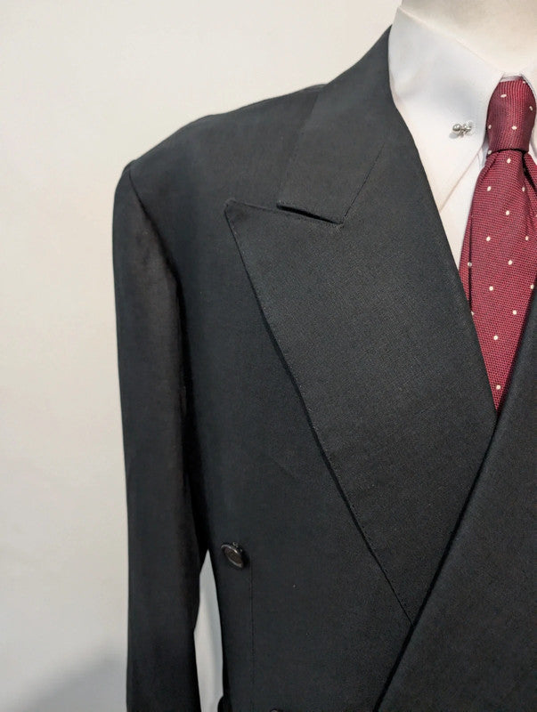 Effrayant costume croisé noir en lin