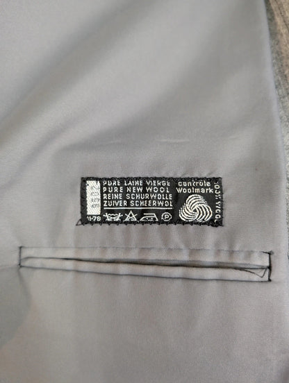 Gentil costume gris a rayure en flanelle