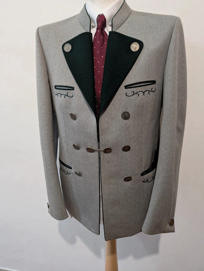 Incroyable costume autrichien gris
