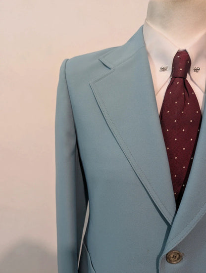 Lumineux costume bleu clair