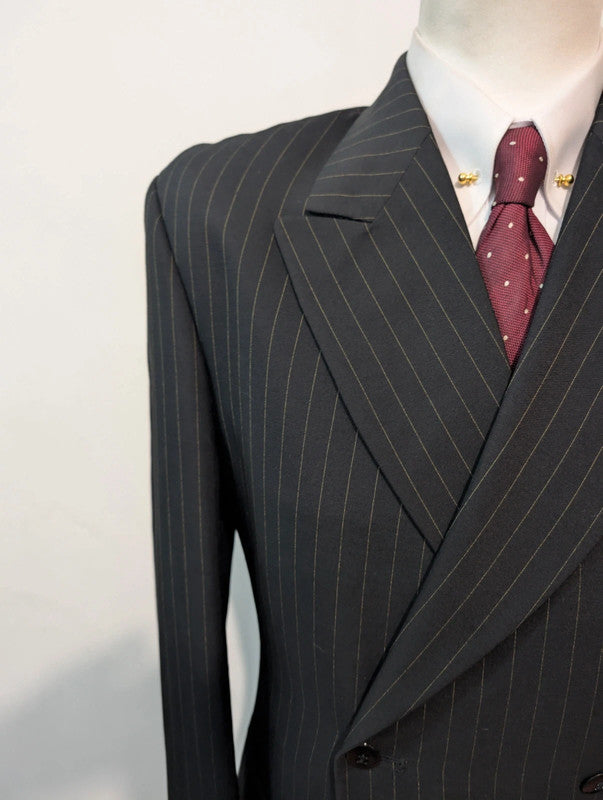Méchant costume croisé pinstripe