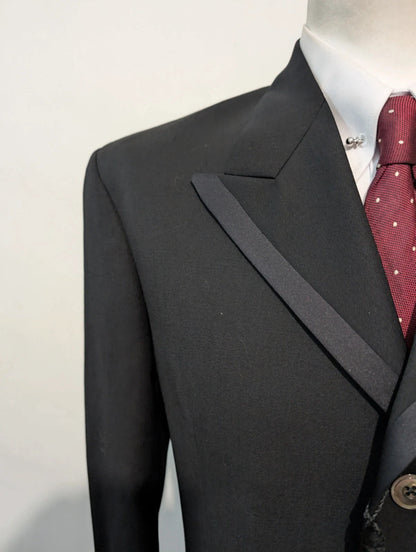 Méchant costume noir en laine