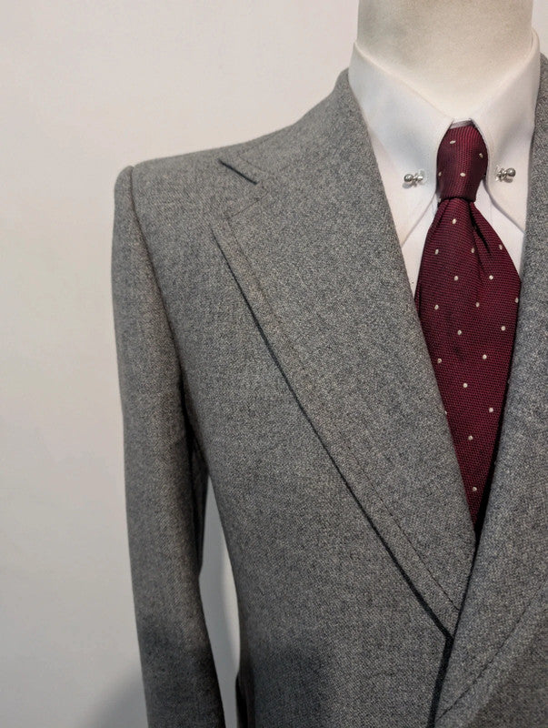 Élégant costume gris en tweed