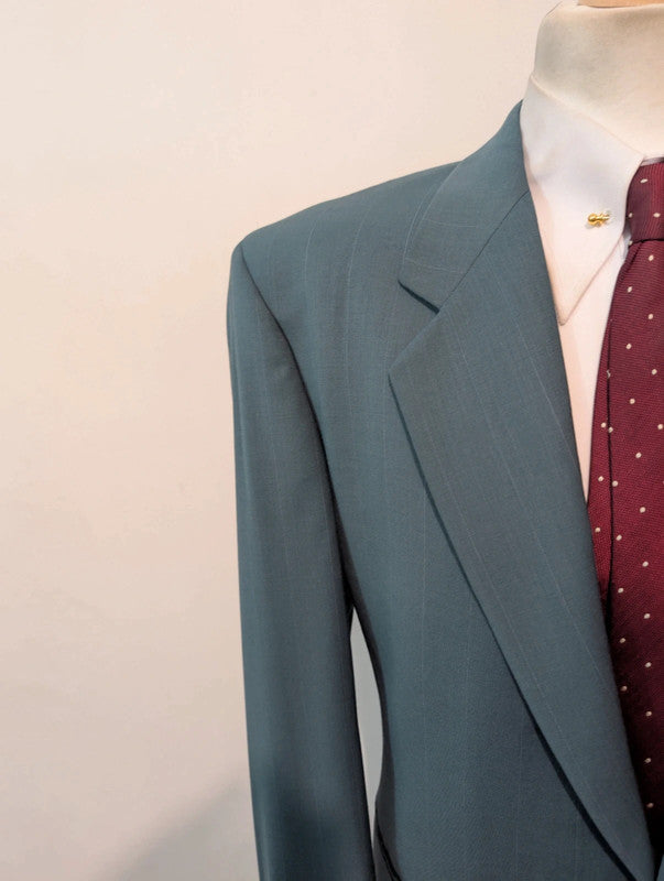 Lumineux costume bleu a rayure en laine