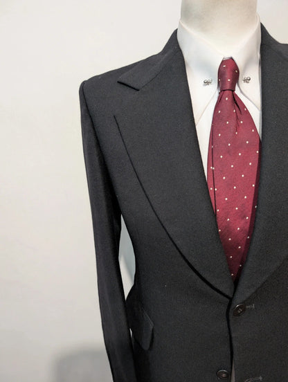 Ténébreux costume noir en flanelle lourde