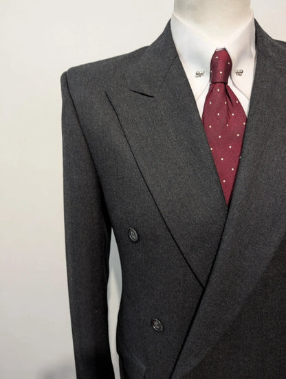 Élégant costume croisé gris en flanelle