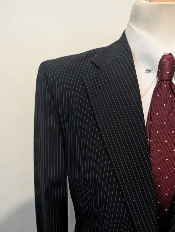 Élégant costume pinstripe en laine froide