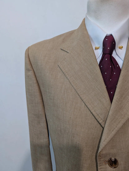 Gentil costume beige sable en lin