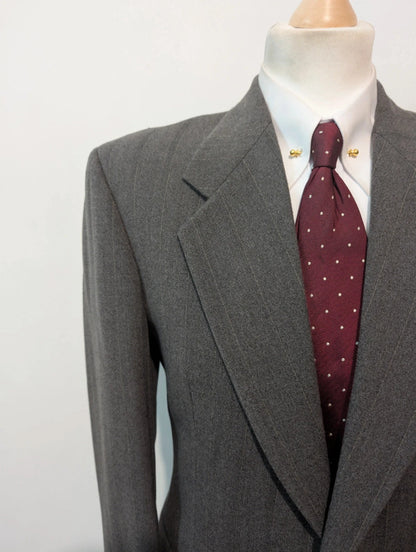 Élégant costume gris a rayure en flanelle
